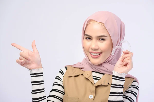 Een Jonge Moslimvrouw Met Een Onzichtbare Beugel Studio Tandheelkundige Zorg — Stockfoto