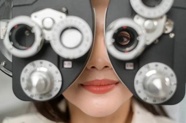 Young Female Customer Being Examined Visual Test Using Bifocal Optometry — ストック写真