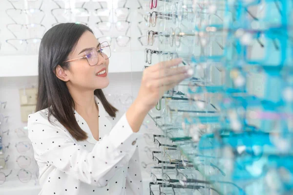 Una Joven Cliente Femenino Eligiendo Gafas Centro Óptico Concepto Eyecare — Foto de Stock