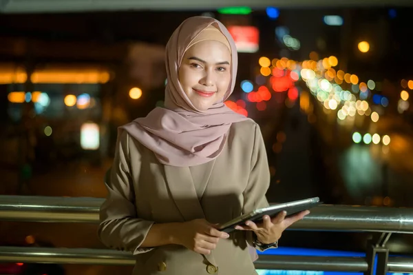 Una Joven Empresaria Musulmana Está Usando Tableta Ciudad Moderna Por —  Fotos de Stock