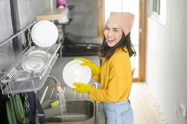 Mladá Šťastná Žena Žlutých Rukavicích Mytí Nádobí Kuchyni Doma — Stock fotografie