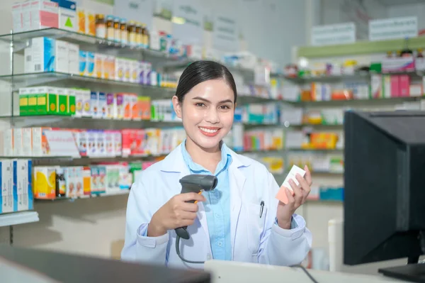 Женщина Фармацевт Сканирует Штрих Код Коробке Лекарствами Современной Аптеке — стоковое фото