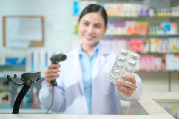Farmacêutico Feminino Digitalizando Código Barras Uma Caixa Medicamentos Uma Farmácia — Fotografia de Stock