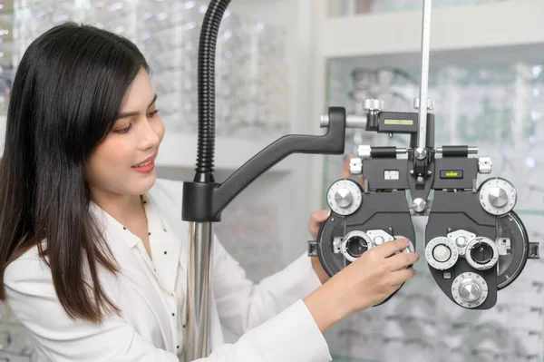Young Ophthalmologist Doing Visual Test Customer Using Bifocal Optometry Eyesight — Stock Photo, Image