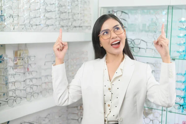 Porträt Des Augenarztes Optischen Zentrum Augenoptikkonzept — Stockfoto