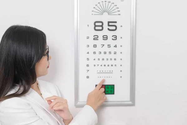 Ung Ögonläkare Gör Visuella Test För Kunden Med Hjälp Ögondiagram — Stockfoto