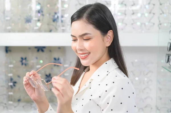 Young Female Customer Choosing Glasses Optical Center Eyecare Concept — Photo