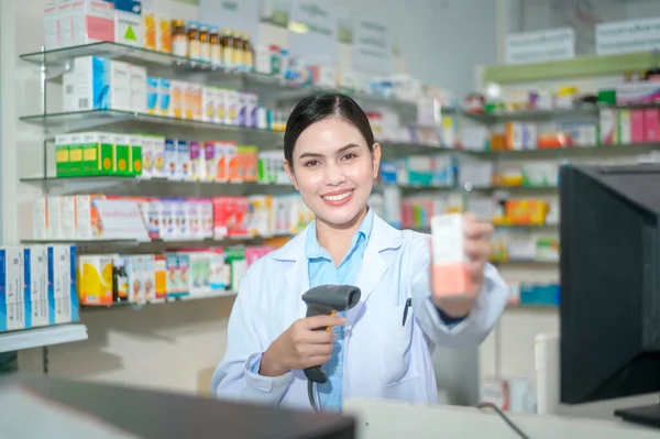 Жіночий Фармацевт Сканує Штрих Код Аптеці Сучасній Аптеці — стокове фото