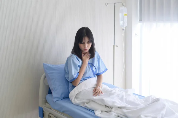 Uma Paciente Asiática Desanimada Seguindo Declaração Médico Que Câncer Estava — Fotografia de Stock