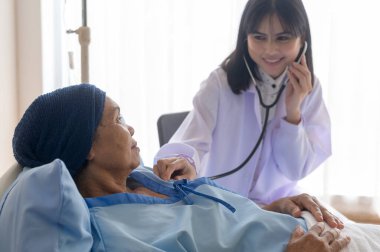 Kemoterapiden sonra başörtüsü takan kanser hastası kadın. Danışmanlık ve hastanede misafir doktor...