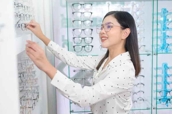 Una Joven Cliente Femenino Eligiendo Gafas Centro Óptico Concepto Eyecare — Foto de Stock