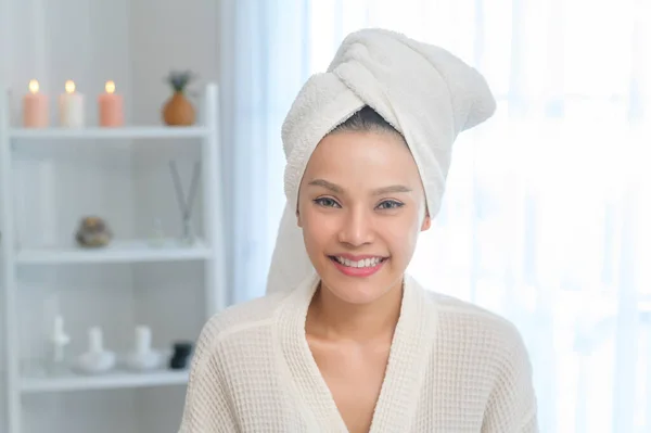 Retrato Joven Sonriente Asiática Hermosa Mujer Usando Blanco Albornoz Después — Foto de Stock