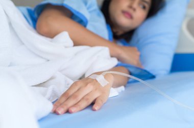 Hastanedeki umutlu ve mutlu genç hasta kadın, sağlık ve tıbbi konsept
