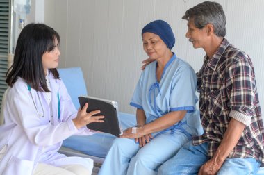 Kemoterapiden sonra başörtüsü takan kanser hastası kadın. Danışmanlık ve hastanede misafir doktor...