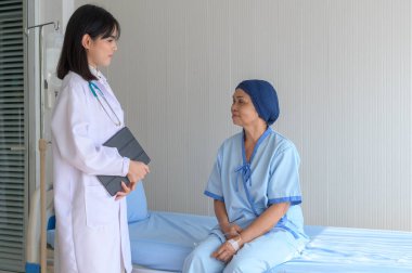 Kemoterapiden sonra başörtüsü takan kanser hastası kadın. Danışmanlık ve hastanede misafir doktor...