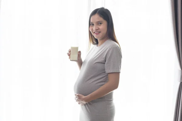 Młoda Ciężarna Kobieta Pijąca Mleko Domu Opieka Zdrowotna Ciąża — Zdjęcie stockowe