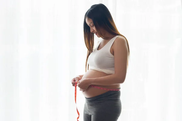 Mujer Embarazada Joven Midiendo Centímetro Del Vientre Atención Médica Cuidado — Foto de Stock
