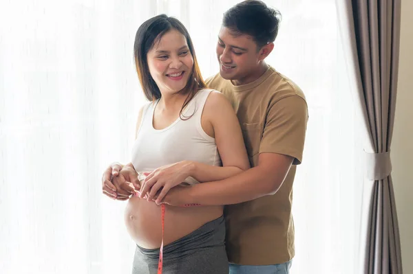 Ung Gravid Kvinna Som Mäter Mage Centimeter Sjukvård Och Graviditetsvård — Stockfoto