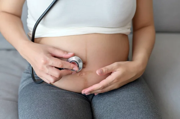 Mladá Těhotná Žena Dává Stetoskop Bříško Zdravotní Těhotenský Koncept Péče — Stock fotografie