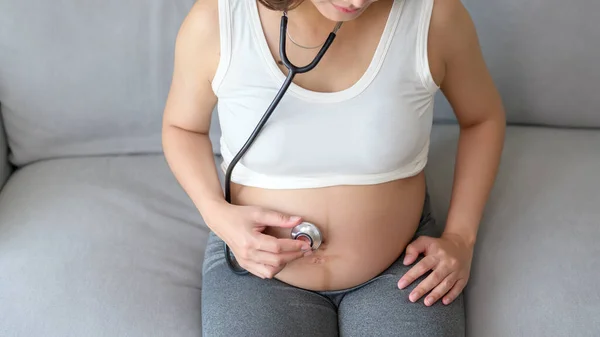 Jovem Grávida Colocando Estetoscópio Barriga Cuidados Saúde Conceito Cuidados Gravidez — Fotografia de Stock