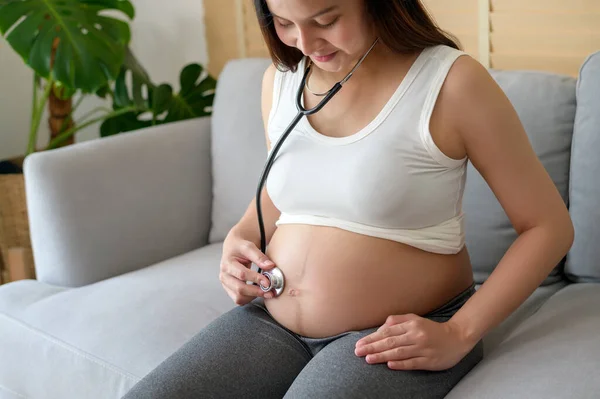 Mujer Embarazada Joven Que Pone Estetoscopio Vientre Atención Médica Concepto —  Fotos de Stock