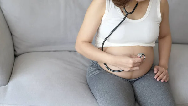 Jovem Grávida Colocando Estetoscópio Barriga Cuidados Saúde Conceito Cuidados Gravidez — Fotografia de Stock