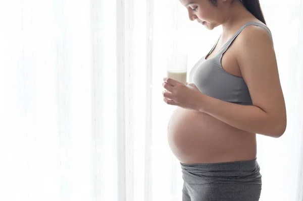 Młoda Ciężarna Kobieta Pijąca Mleko Domu Opieka Zdrowotna Ciąża — Zdjęcie stockowe