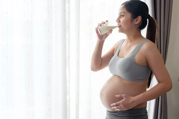 Mladá Těhotná Žena Pije Mléko Doma Zdravotní Těhotenská Péče — Stock fotografie