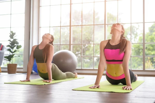 Ajuste Mulheres Jovens Amigos Fazendo Ioga Meditação Casa Esporte Conceito — Fotografia de Stock