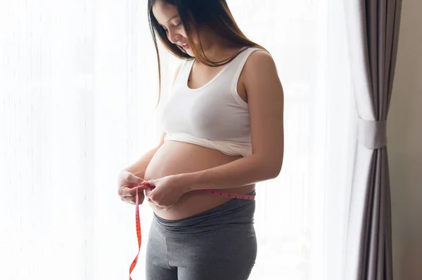 Młoda Ciężarna Kobieta Mierząca Centymetr Brzucha Opieka Zdrowotna Ciąża — Zdjęcie stockowe