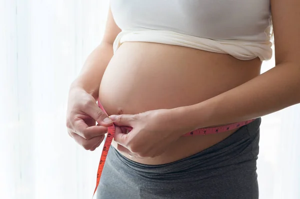 Mujer Embarazada Joven Midiendo Centímetro Del Vientre Atención Médica Cuidado —  Fotos de Stock