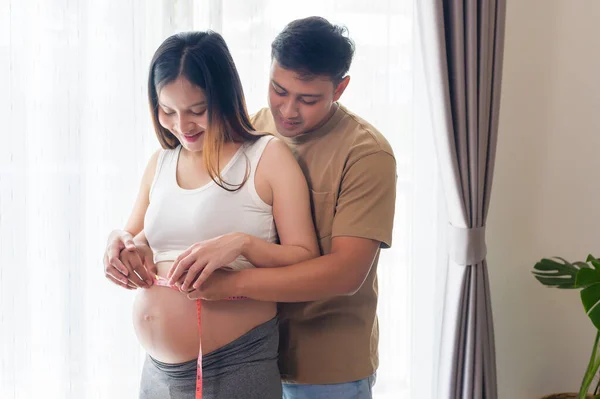 Ung Gravid Kvinna Som Mäter Mage Centimeter Sjukvård Och Graviditetsvård — Stockfoto