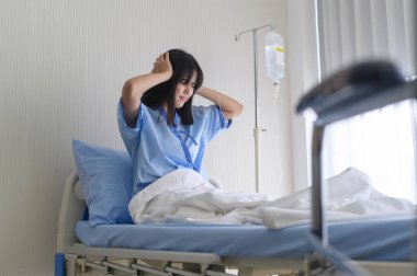 Çaresiz bir Asyalı kadın hasta. Doktorun, kanserin seyrinin sonuna yaklaştığı yönündeki açıklamasının ardından,.