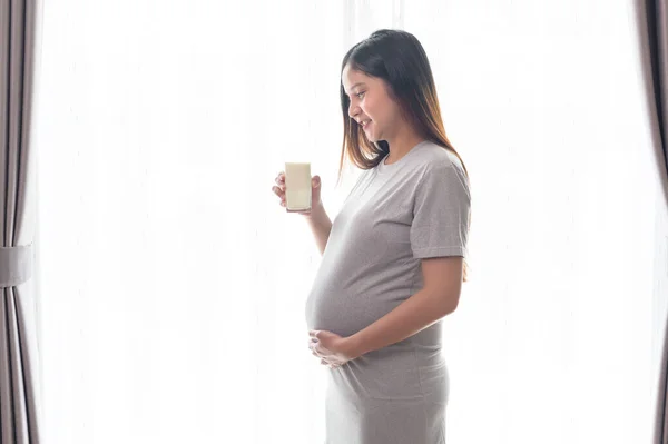 Mujer Embarazada Joven Que Bebe Leche Hogar Atención Médica Cuidado — Foto de Stock