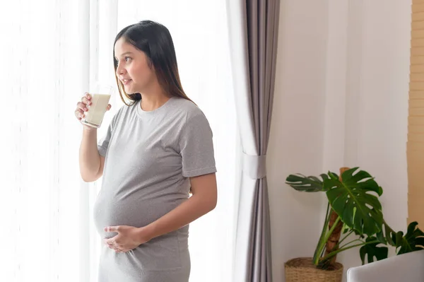 Mujer Embarazada Joven Que Bebe Leche Hogar Atención Médica Cuidado — Foto de Stock