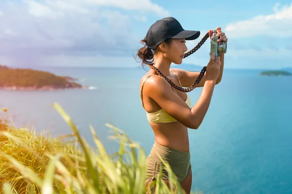 Eine Schöne Asiatische Frau Sportbekleidung Fotografiert Auf Dem Berggipfel Meer — Stockfoto
