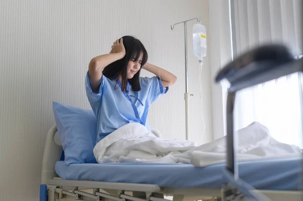 Uma Paciente Asiática Desanimada Seguindo Declaração Médico Que Câncer Estava — Fotografia de Stock