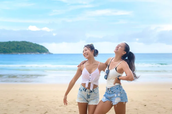 Dwie Atrakcyjne Przyjaciółki Cieszące Się Relaksujące Plaży Lato Wakacje Wakacje — Zdjęcie stockowe