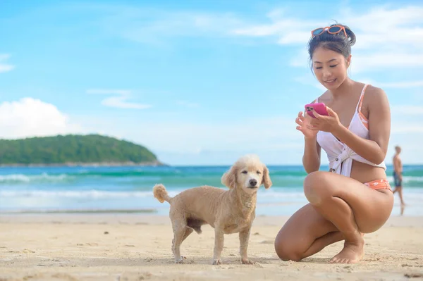 Fiatal Gyönyörű Bikini Kutyájával Élvezi Pihentető Strandon Nyár Nyaralás Nyaralás — Stock Fotó