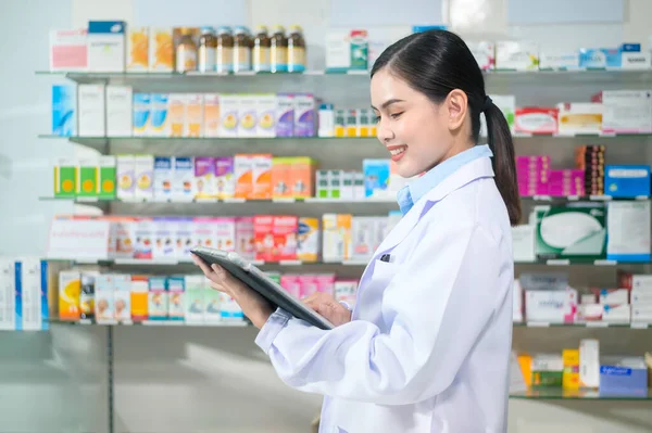 Portrait Female Pharmacist Using Tablet Modern Pharmacy Drugstore — Stockfoto