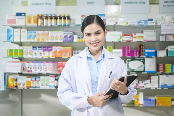 Retrato Farmacêutico Feminino Usando Tablet Uma Farmácia Moderna Farmácia — Fotografia de Stock