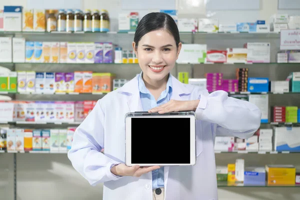 Portrait Une Pharmacienne Utilisant Comprimé Dans Une Pharmacie Moderne — Photo