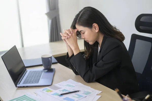 Stressed Young Business Woman Working Laptop Documents Modern Office Workload — Foto Stock