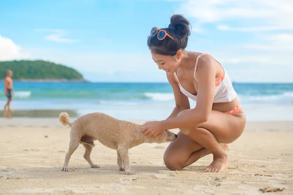 Una Joven Hermosa Mujer Bikini Con Perro Disfrutando Relajándose Playa — Foto de Stock