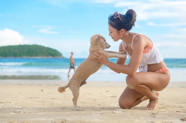 Una Joven Hermosa Mujer Bikini Con Perro Disfrutando Relajándose Playa — Foto de Stock