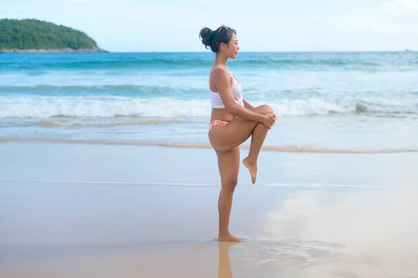 Young Asian Woman Bikini Doing Yoga Beach Health Meditation Concept — Stock Photo, Image