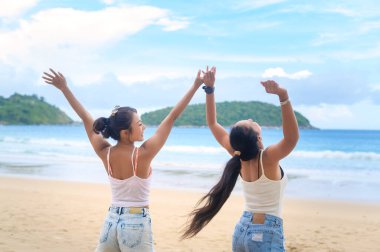 İki çekici bayan arkadaş sahilde keyif çatıyor, yaz, tatil, tatiller, yaşam tarzları konsepti..