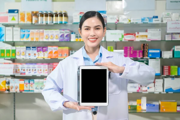 Portrait Female Pharmacist Using Tablet Modern Pharmacy Drugstore — Stockfoto