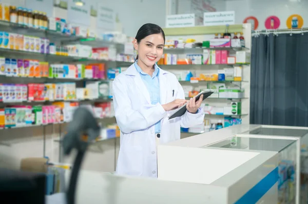 Portrait Female Pharmacist Using Tablet Modern Pharmacy Drugstore — Stock fotografie