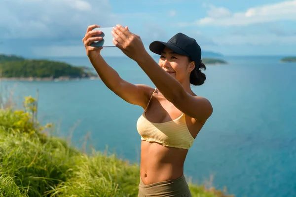 Una Hermosa Mujer Asiática Ropa Deportiva Tomando Fotos Pico Montaña — Foto de Stock